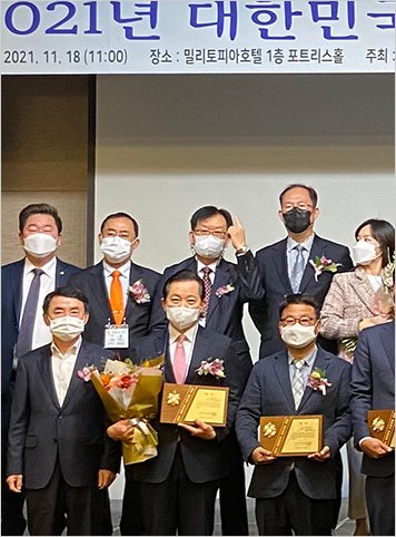 2021년 11월 18일 밀리토피아호텔 1층 포트리스홀 시상식에서 웹지원센터 관계자들이 함께 찍은 단체 사진